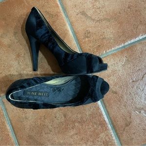 Nine West navy pump velvet & silk beautiful formal shoe, never worn